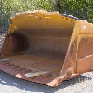 Used BUCKET SPADE ROCK 60-0368