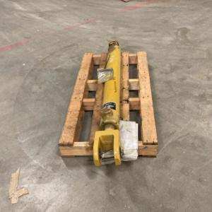 Used CYLINDER GRP STEER RH 2594737
