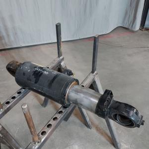 Used CYLINDER GRP SUSP FRONT 4472272